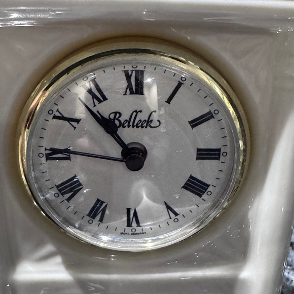 🕰️ Rare Vintage Stunning Irish Belleek White Ceramic Mantel Clock 🕰️ - Picture 9 of 16